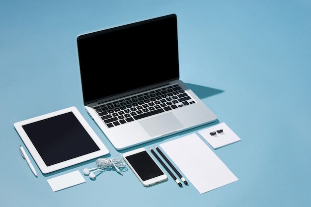 laptop, canetas, telefone, observe com tela em branco na mesa