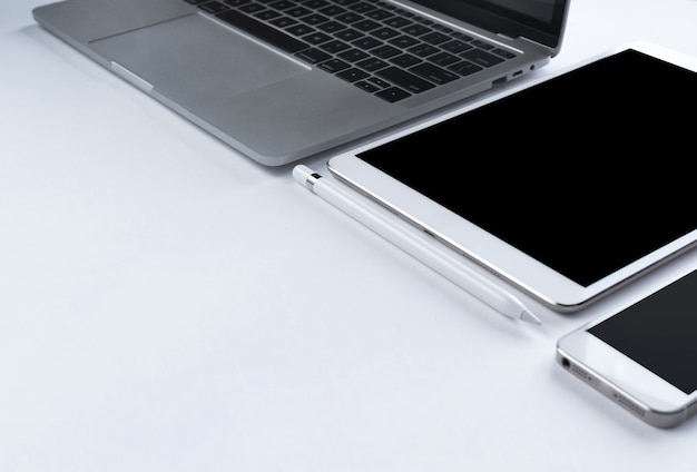 Laptop cinza com aparelhos eletrônicos