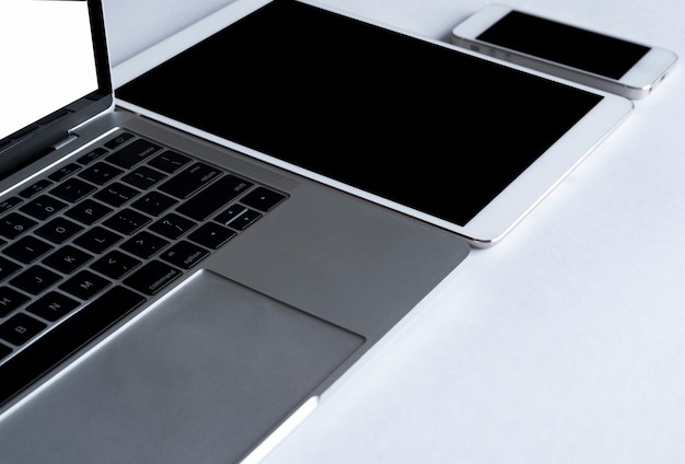 Laptop cinza com aparelhos eletrônicos