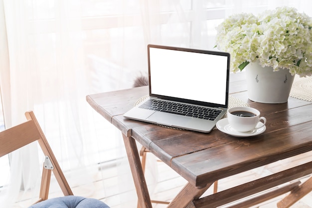 Laptop cinza em uma mesa