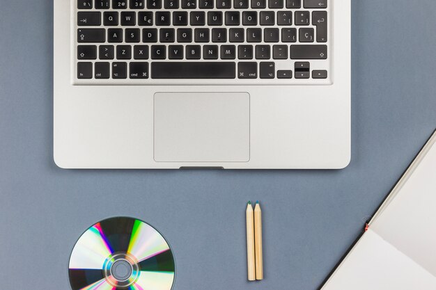 Laptop com CD na mesa