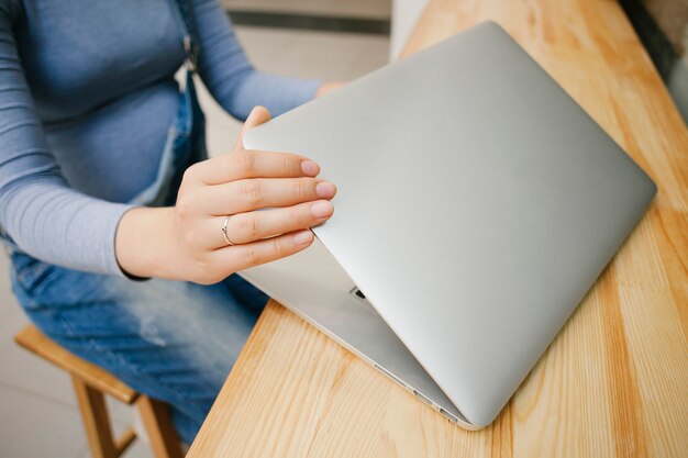 Laptop de abertura de mulher de topview