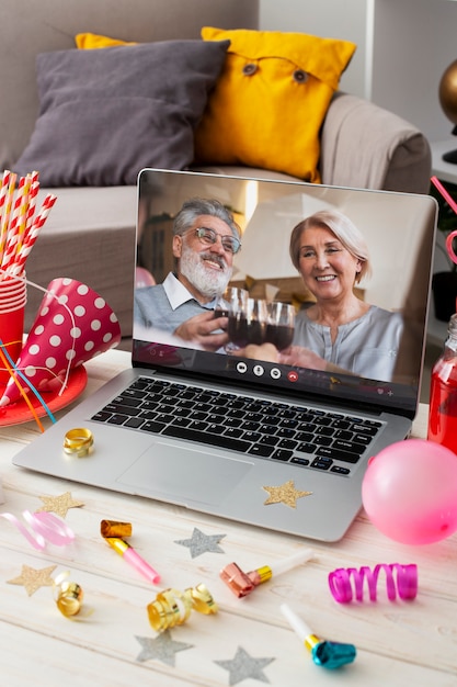 Laptop de alto ângulo em mesa de madeira