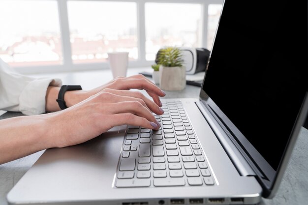 Laptop de close-up em um escritório de negócios