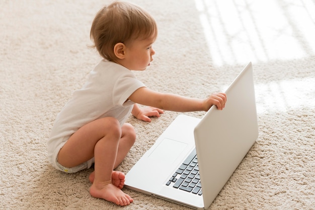 Laptop e bebê de alto ângulo