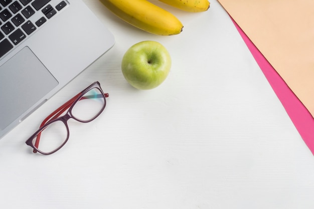 Foto grátis laptop e frutas saborosas