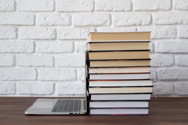 Laptop e livros na mesa