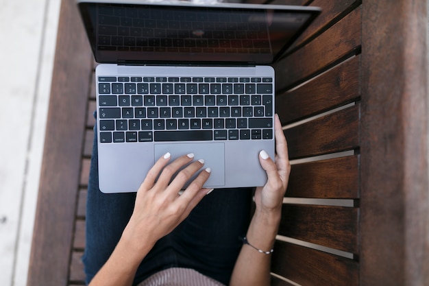 Laptop em um banco