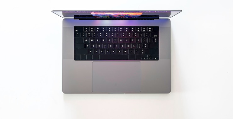 Foto grátis laptop em um fundo branco vista superior isolada