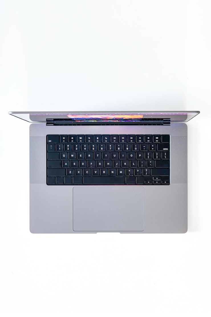 Foto grátis laptop em um fundo branco vista superior isolada