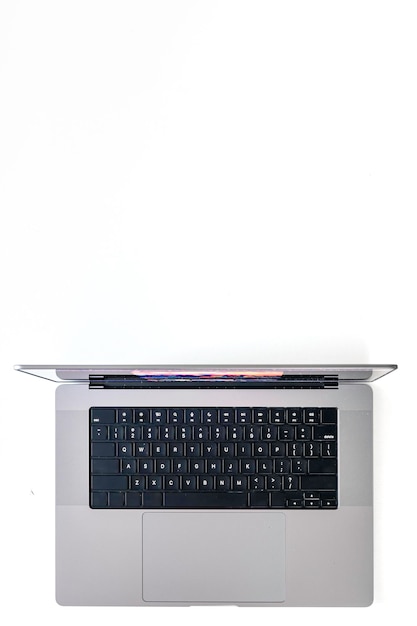 Laptop em um fundo branco vista superior isolada
