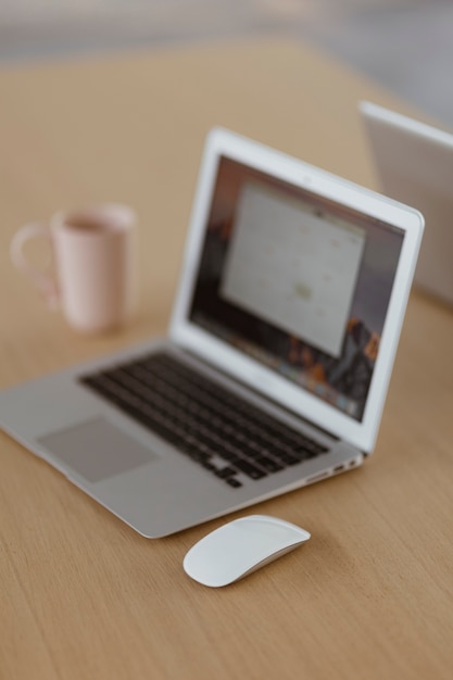 Foto grátis laptop em uma mesa de madeira