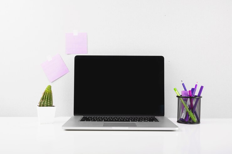 Foto grátis laptop na frente de notas adesivas coladas na parede