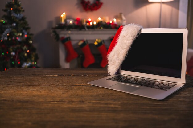 Laptop no chão com um chapéu de Santa
