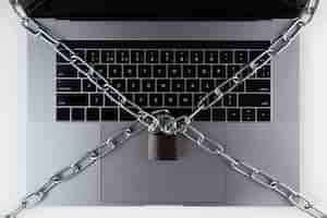 Foto grátis laptop plano com cadeado e corrente