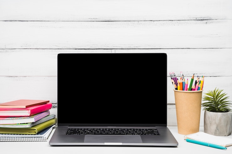 Foto grátis laptop rodeado de material de escritório