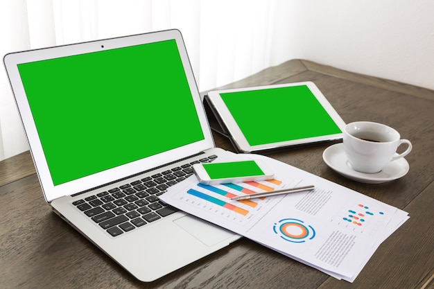 Laptop, tablet e celular com tela verde