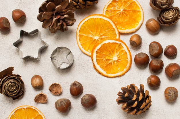 Laranja, castanhas e utensílios de cozinha na mesa