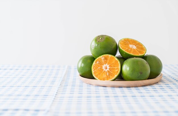 Laranja fresco no prato de madeira