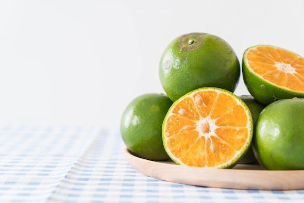 Laranja fresco no prato de madeira