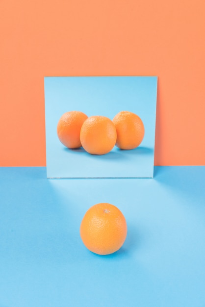 Laranja na mesa azul isolada na laranja