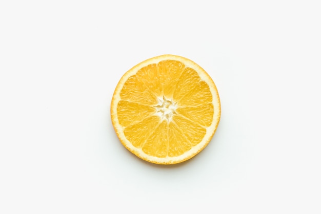 Laranjas em um fundo branco cortado laranja