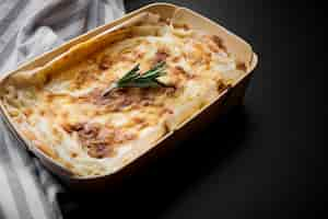 Foto grátis lasanha italiana fresco e toalha de mesa no balcão da cozinha