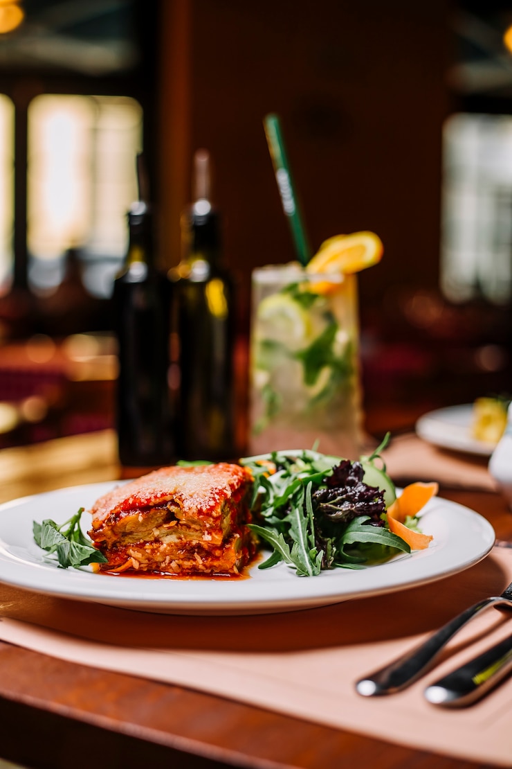 Foto grátis lasanha italiana servida com salada de foguete