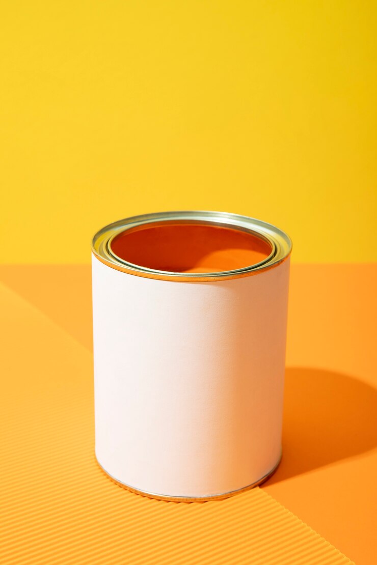 Foto grátis lata de alto ângulo com tinta laranja