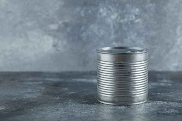 Foto grátis lata de lata de metal colocada sobre mármore.
