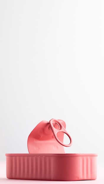 Lata de lata rosa aberta de vista frontal com espaço de cópia