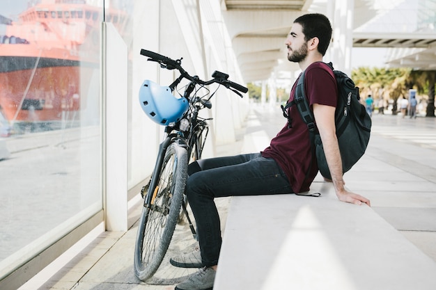 Lateralmente, homem, sentando, perto, bicicleta