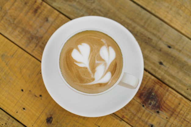 latte art café na tabela de madeira