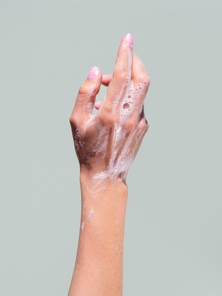 Foto grátis lavar as mãos com espuma com sabão