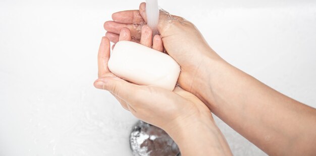 Lavar as mãos com sabonete sólido. O conceito de higiene pessoal e saúde.
