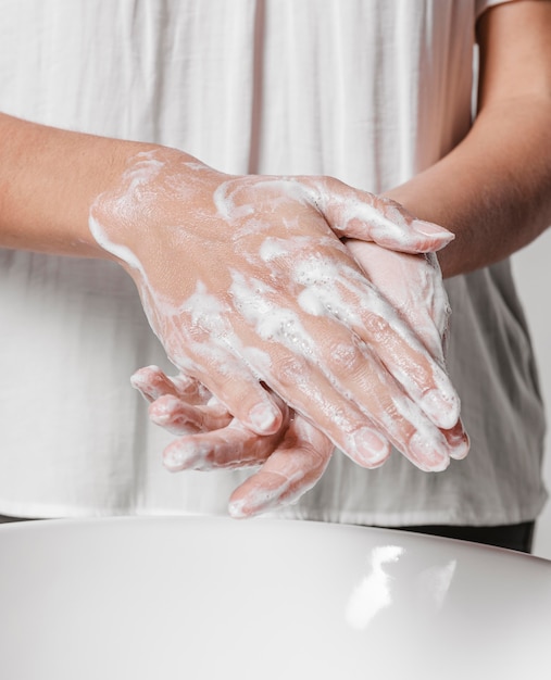 Lavar as mãos e esfregar com sabonete vista frontal