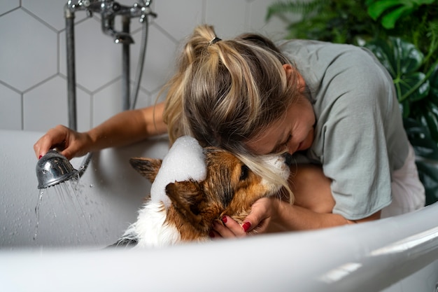 Foto grátis lavar cachorro de estimação em casa