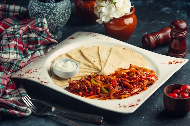 Foto grátis lavash com legumes grelhados dentro de chapa branca com maionese.