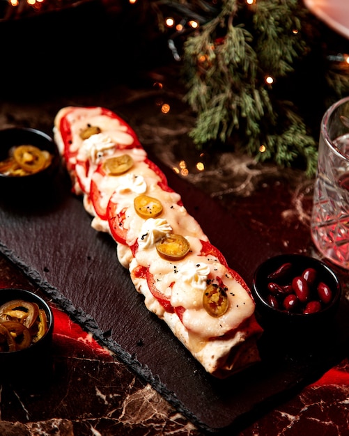 Foto grátis lavash doner coberto com queijo derretido e tomate