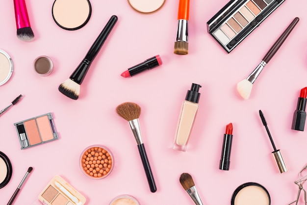 Foto grátis layout de cosméticos e maquiagem de produtos de beleza