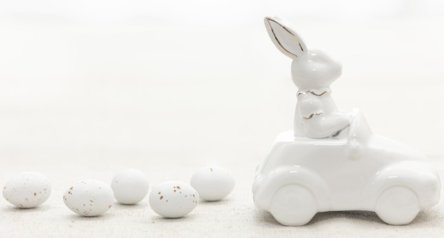 Foto grátis lebre de cerâmica decorativa em um carro e closeup de ovos de páscoa