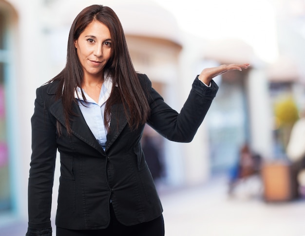 Foto grátis legal business-mulher segurando algo