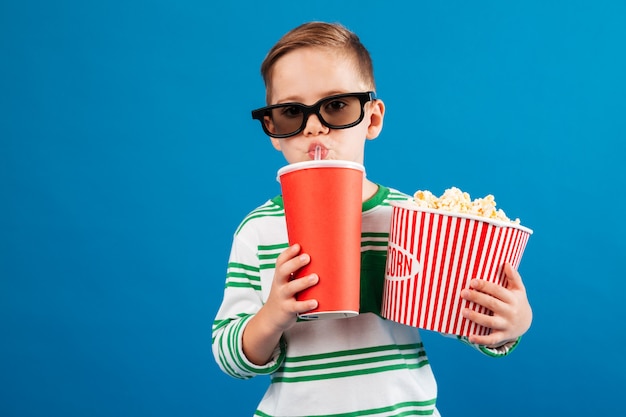 Legal jovem rapaz de óculos, preparando-se para assistir ao filme