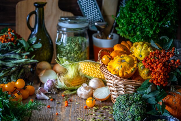 Legumes Bio vegetal fresco em uma cesta.