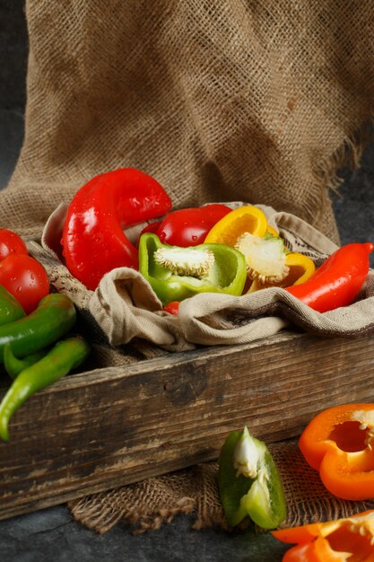 Foto grátis legumes coloridos em uma bandeja rústica.