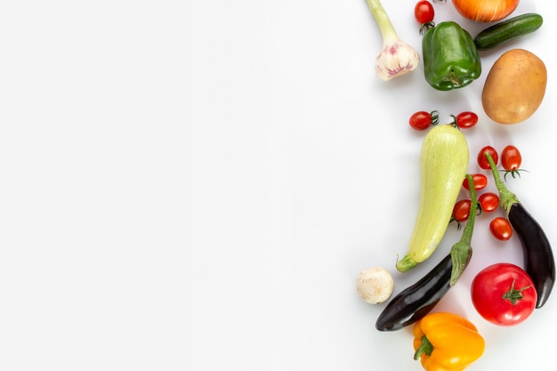 Foto grátis legumes coloridos sobre fundo branco