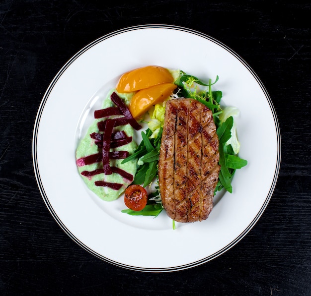 Foto grátis legumes e carne frita crocante