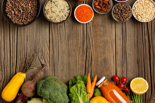 Foto grátis legumes e especiarias na mesa de madeira