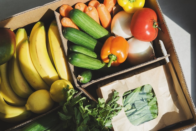 Legumes e frutas em uma caixa de papel conceito de entrega de alimentos embalagem zero desperdício