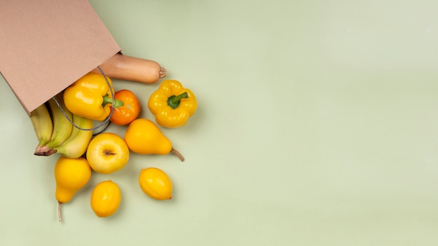 Foto grátis legumes e frutas planas leigas com espaço de cópia